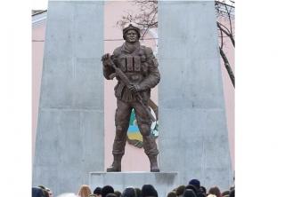 Покладання квітів біля пам’ятника «Пам’яті воїнів, загиблих в ході виконання військового обов’язку в зоні проведення антитерористичної операції на Сході України» на площі Героїв України