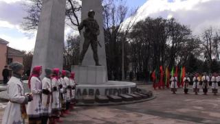 Покладання квітів до пам’ятника «Пам’яті воїнів, загиблих в ході антитерористичної операції на Сході України»