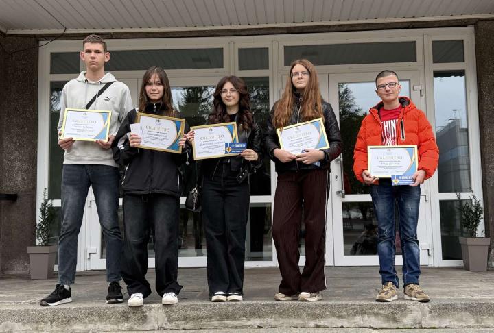 За успіхи у навчанні 5 учнів закладів освіти Тернівського району, що виховуються в сім’ях опікунів, отримали обласну стипендію