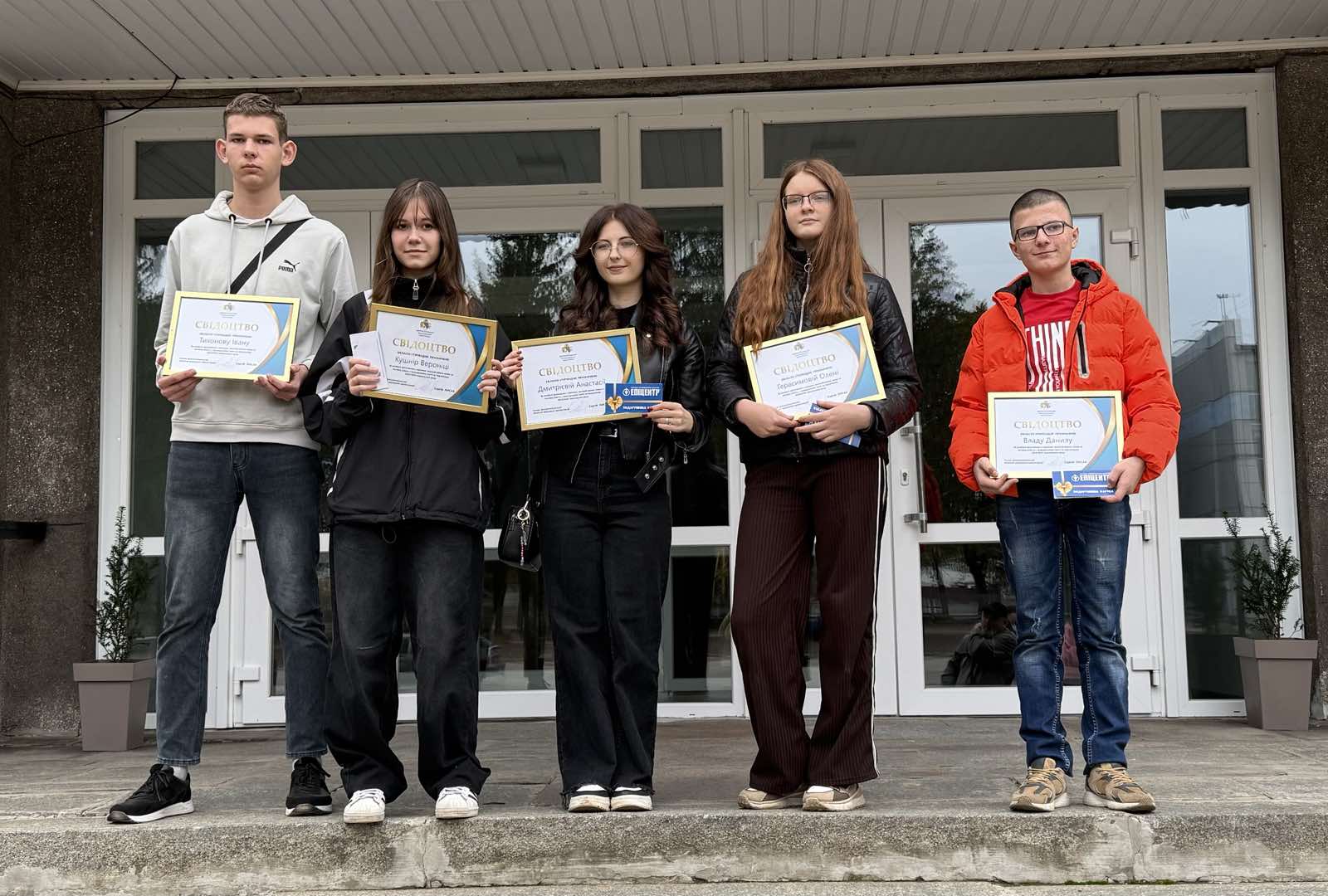 За успіхи у навчанні 5 учнів закладів освіти Тернівського району, що виховуються в сім’ях опікунів, отримали обласну стипендію